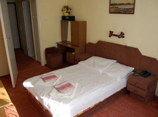 ZAMEK** hotel na Mazurach noclegi pokoje camping pole namiotowe Polska Giżycko