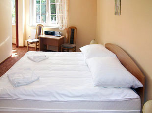 ZAMEK** hotel na Mazurach noclegi pokoje camping pole namiotowe Polska Giżycko