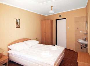 ZAMEK** hotel na Mazurach noclegi pokoje camping pole namiotowe Polska Giżycko
