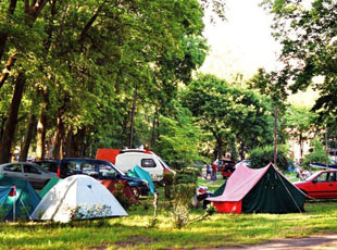 ZAMEK** hotel na Mazurach noclegi pokoje camping pole namiotowe Polska Giżycko