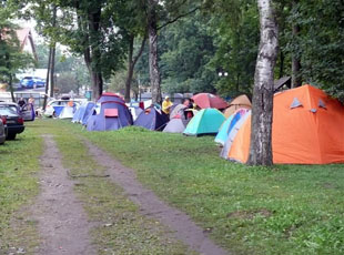 ZAMEK** hotel na Mazurach noclegi pokoje camping pole namiotowe Polska Giżycko