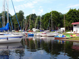 ZAMEK** hotel na Mazurach noclegi pokoje camping pole namiotowe Polska Giżycko