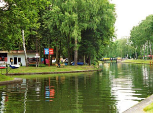 ZAMEK** hotel na Mazurach noclegi pokoje camping pole namiotowe Polska Giżycko